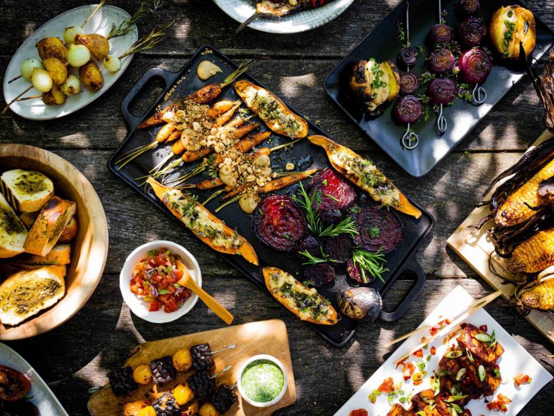 Tisch mit vegetarischen Köstlichkeiten vom Grill