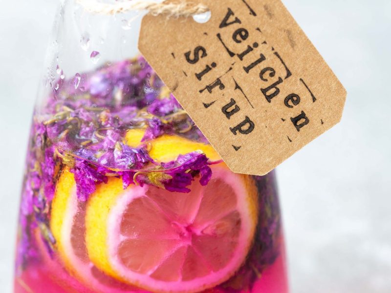 fertiger rosa Veilchen Sirup abgefüllt in einer Flasche
