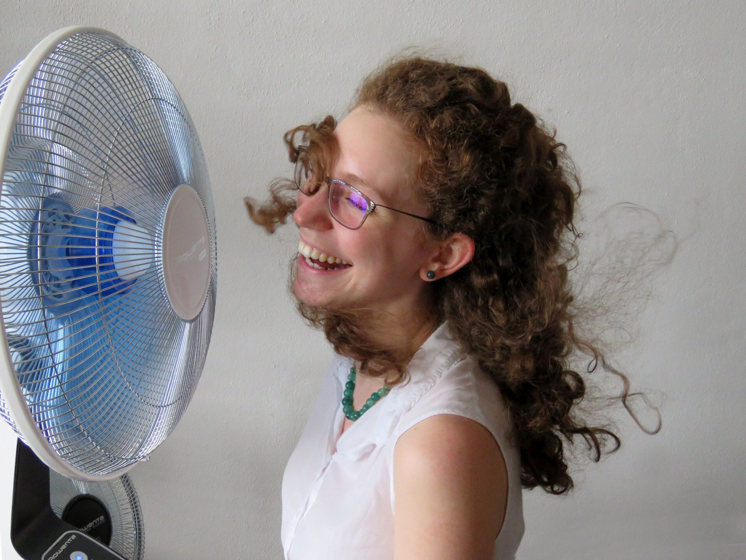 Frau vor Ventilator