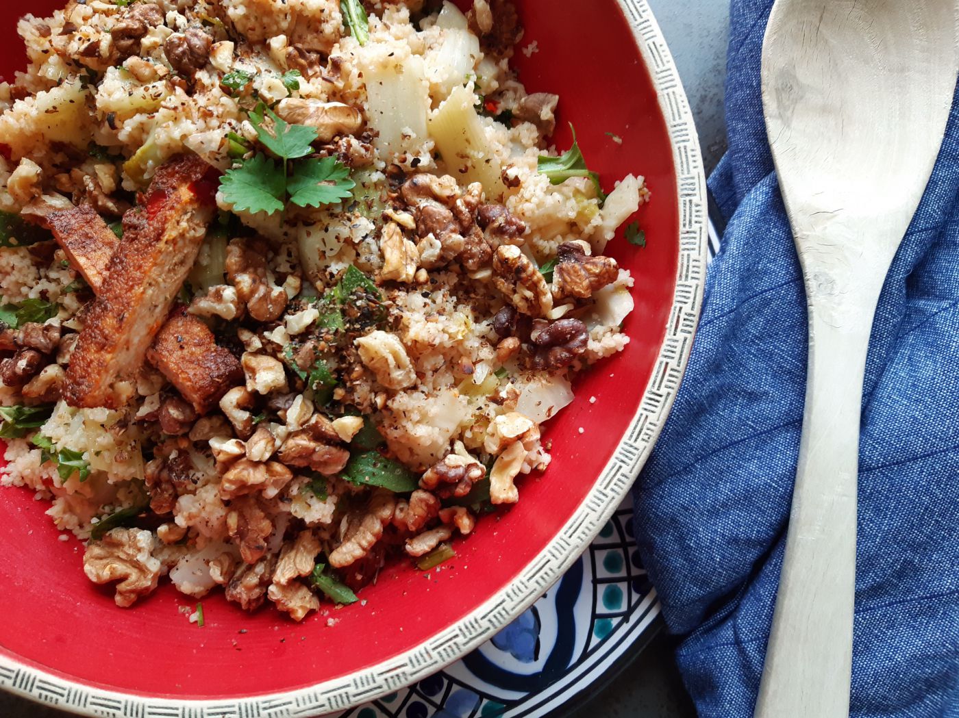 lauwarmer Fenchelsalat in einer roten Schüssel