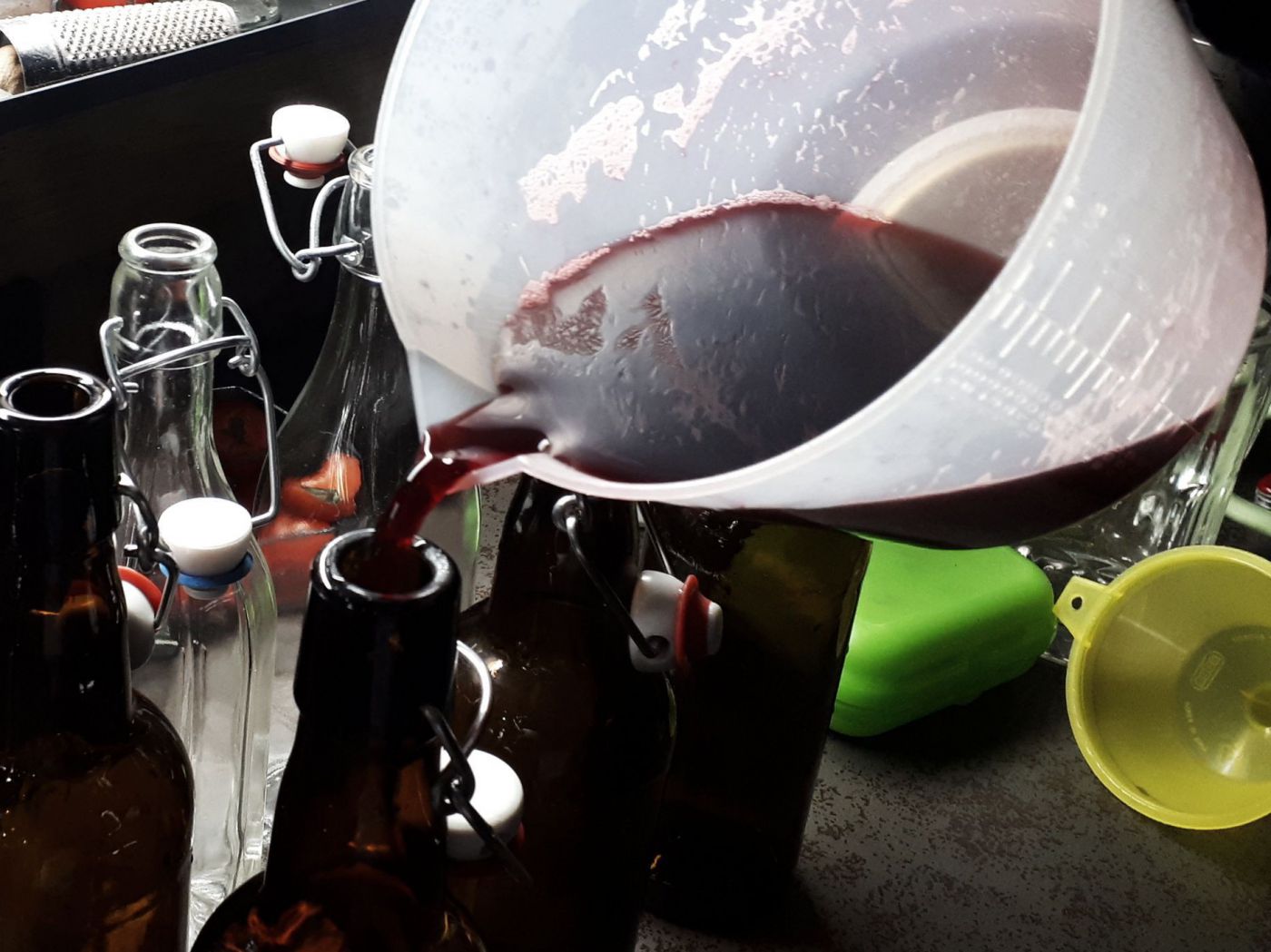 Weichselsaft abfüllen