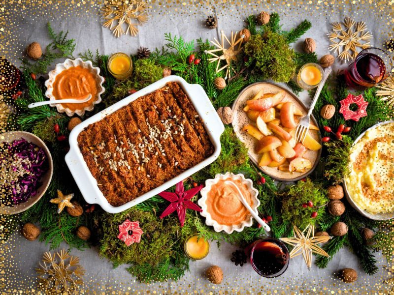 Weihnachtlicher Nussbraten mit karamellisierten Apfelspalten, Püree, Bratensaft und Blaukraut