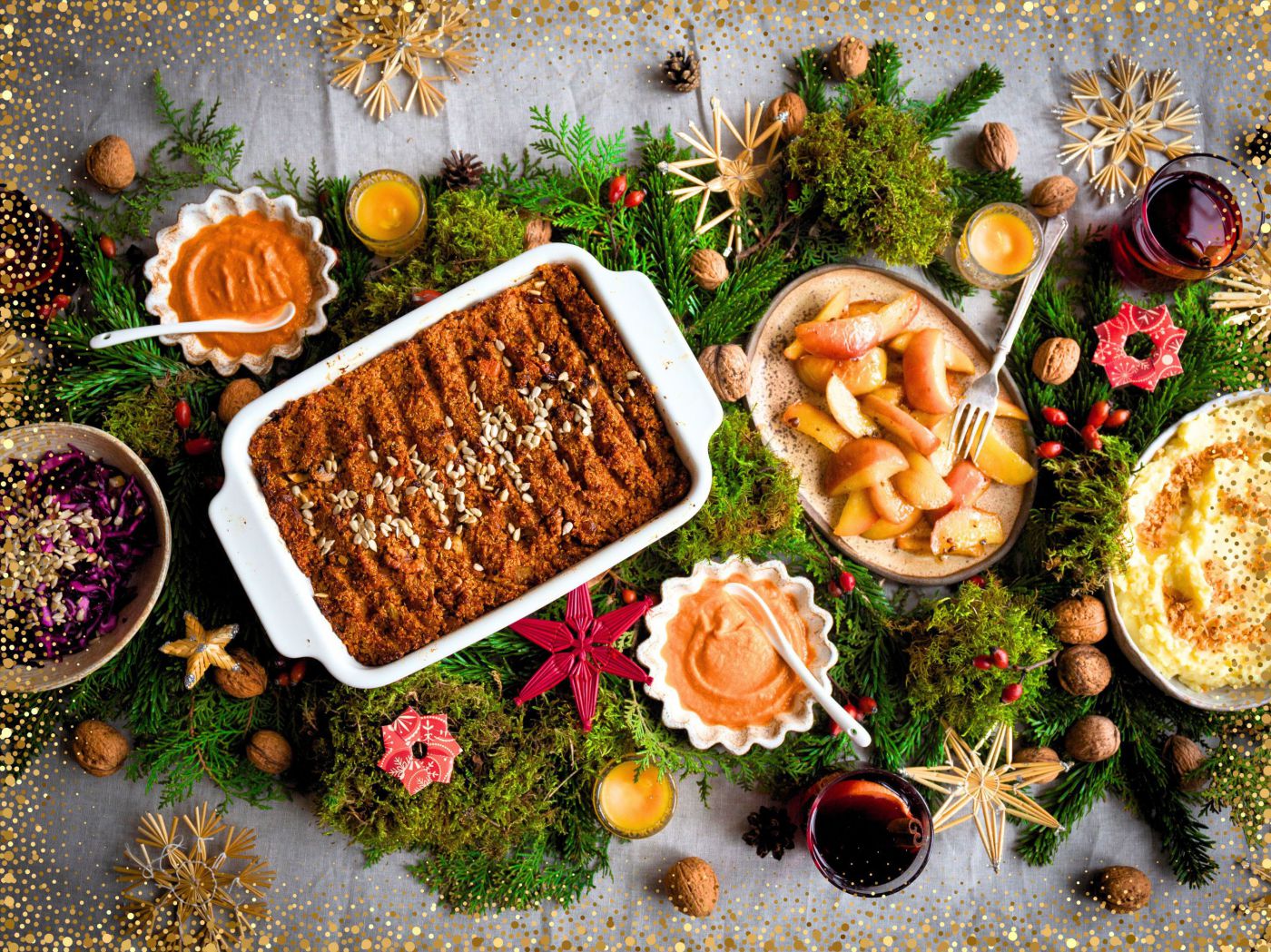 Weihnachtlicher Nussbraten mit karamellisierten Apfelspalten, Püree, Bratensaft und Blaukraut