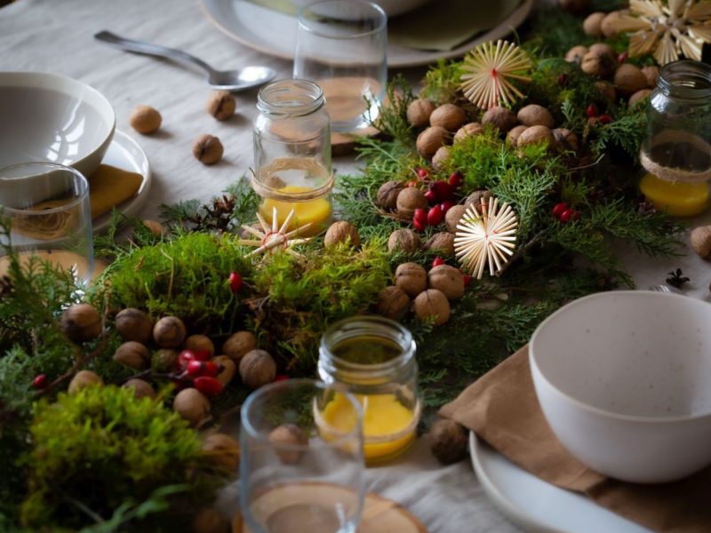 festlicher gedeckter Tisch mit Naturmaterialen