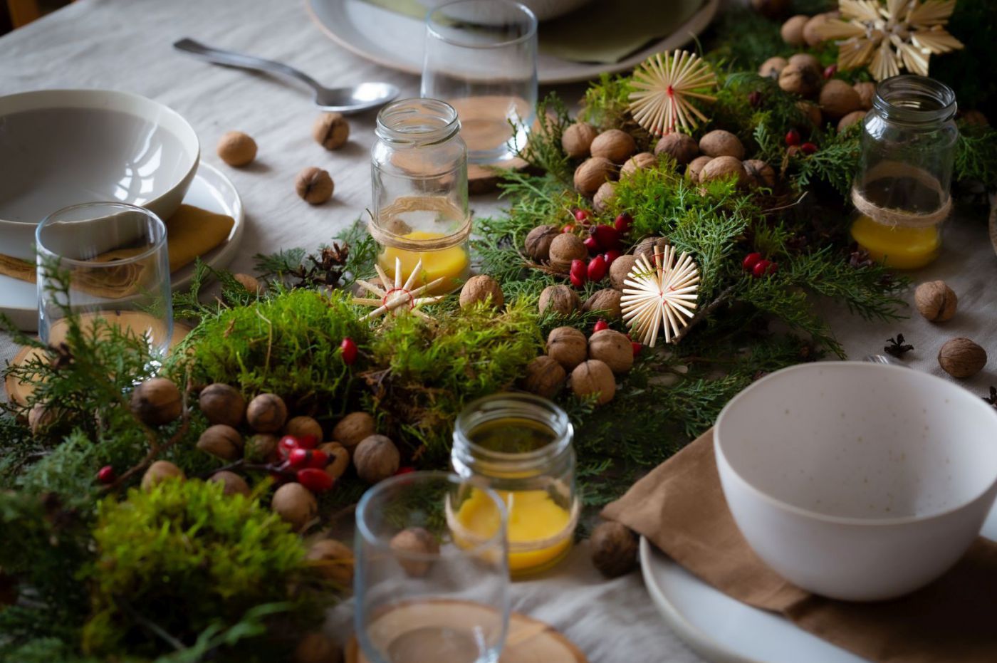 festlicher gedeckter Tisch mit Naturmaterialen