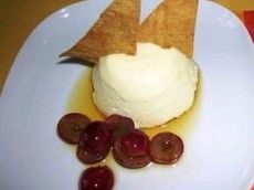 Weincreme mit Knusperecken auf Traubensauce