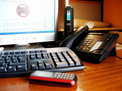 Computer mit Spamfilter, Telefon und Handy