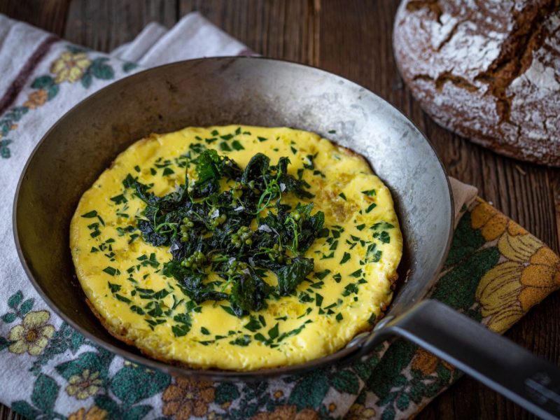 Wildkräuter-Omelette in einer Pfanne