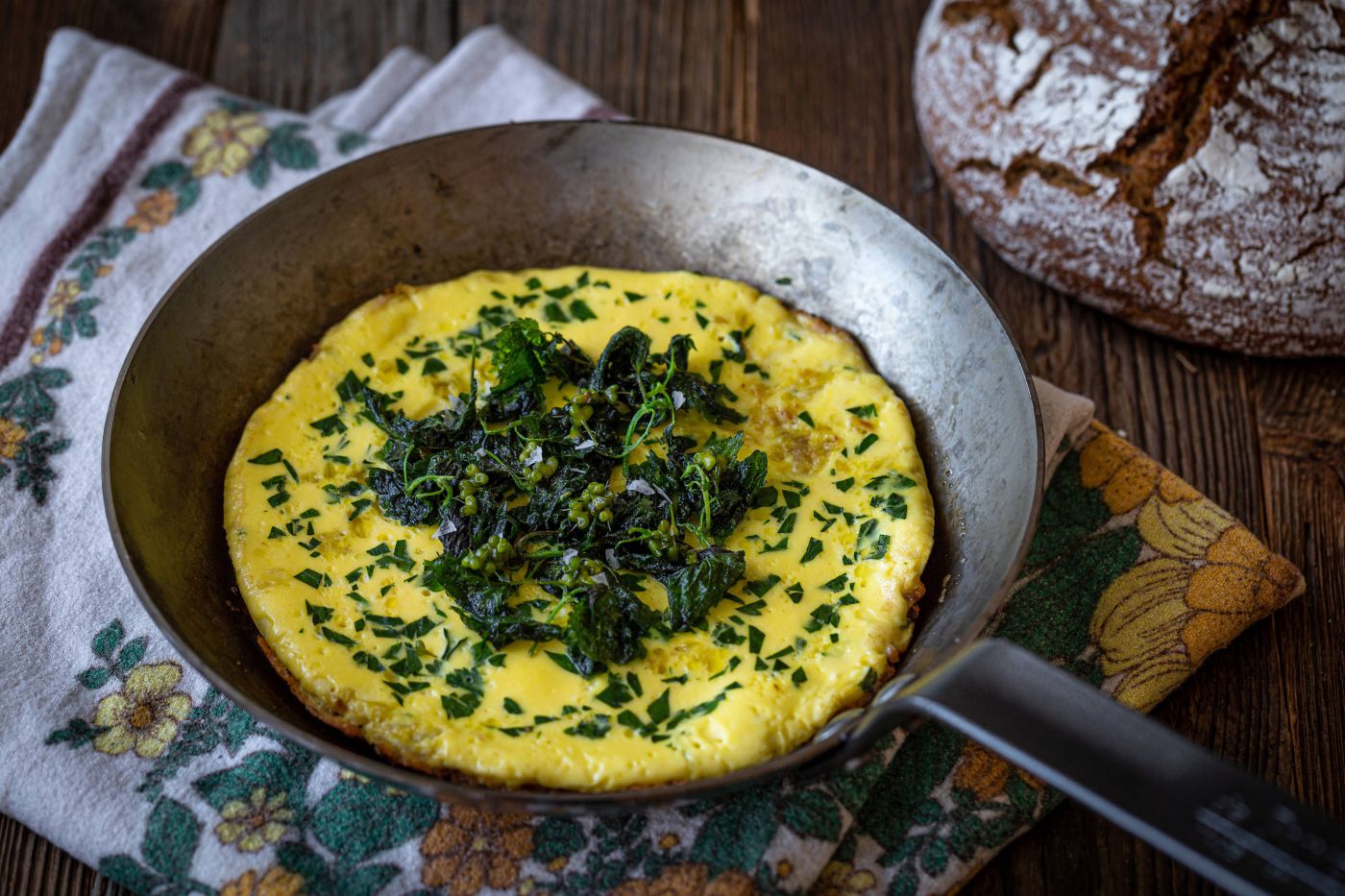 Wildkräuter-Omelette in einer Pfanne