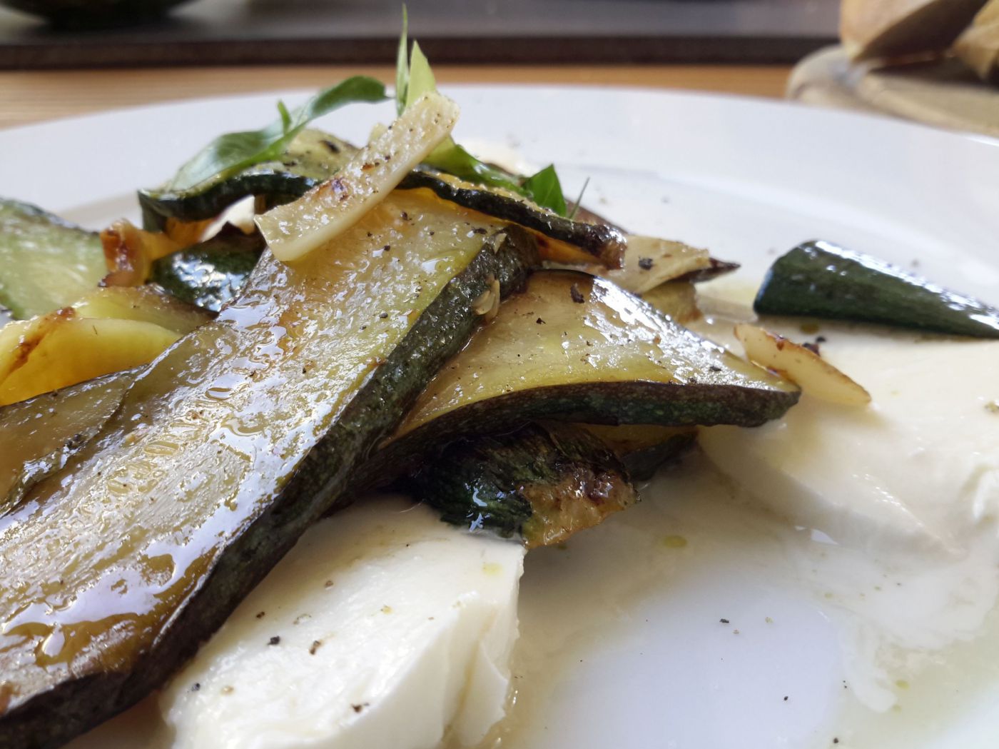 Gebratene Zucchini auf Mozzarella