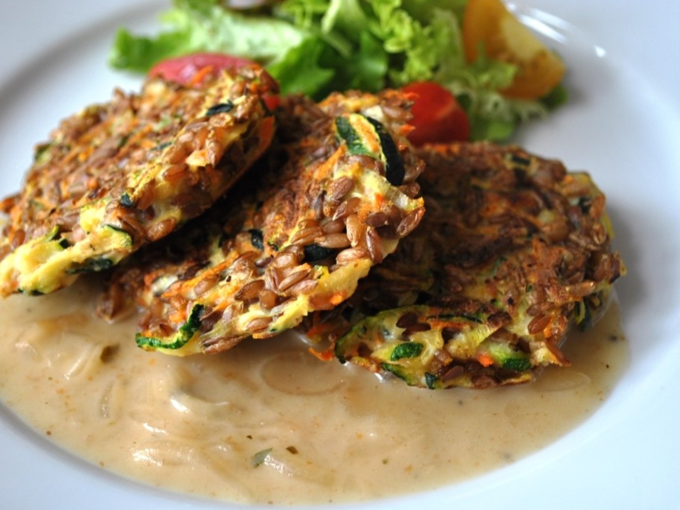 Waldstaudekorn-Zucchinirösti auf Zwiebelsauce